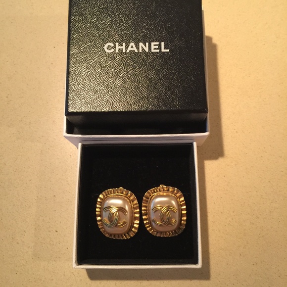 CHANEL Vintage Clip-On Earrings - Picture 4 of 14